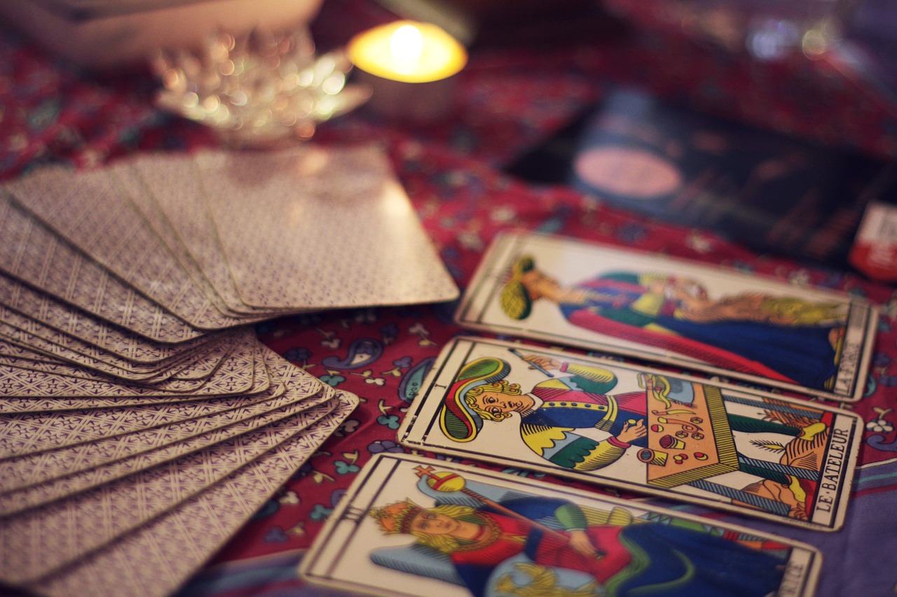 La lecture des cartes de Tarot est couramment pratiquée pour la voyance gratuite en ligne